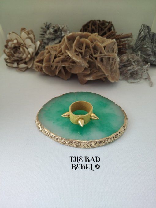 Original Bague cuir Jaune avec pendentif spike cone en acier inoxydable dore T. 7.5cm Bad Rebel 
