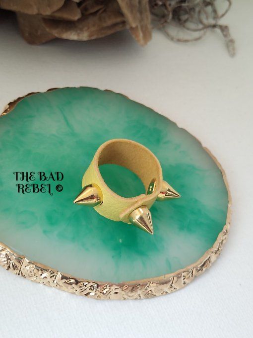 Original Bague cuir Jaune avec pendentif spike cone en acier inoxydable dore T. 7.5cm Bad Rebel 