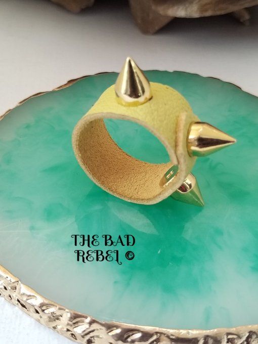 Original Bague cuir Jaune avec pendentif spike cone en acier inoxydable dore T. 7.5cm Bad Rebel 