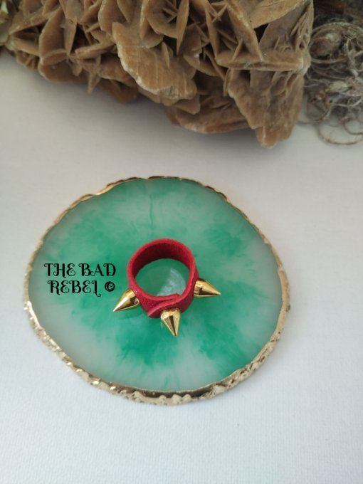 Original Bague cuir Rouge avec pendentif spike cone en acier inoxydable Dore T. 7.5cm Bad Rebel 