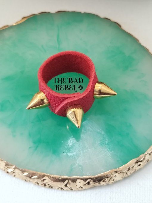 Original Bague cuir Rouge avec pendentif spike cone en acier inoxydable Dore T. 7.5cm Bad Rebel 