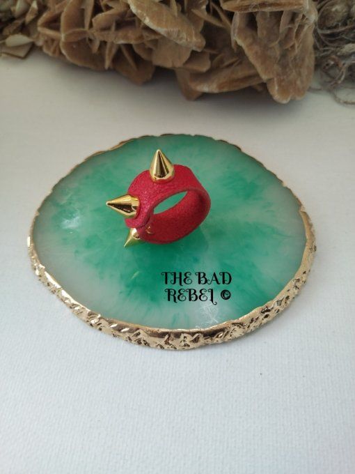 Original Bague cuir Rouge avec pendentif spike cone en acier inoxydable Dore T. 7.5cm Bad Rebel 