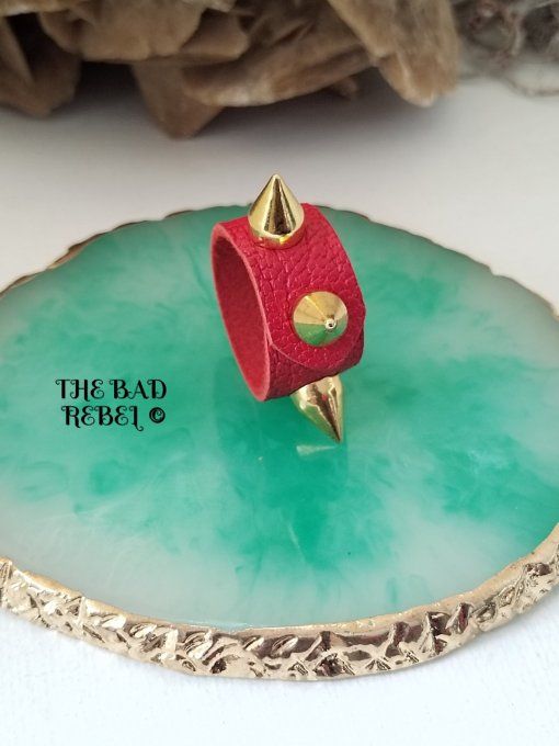 Original Bague cuir Rouge avec pendentif spike cone en acier inoxydable Dore T. 7.5cm Bad Rebel 