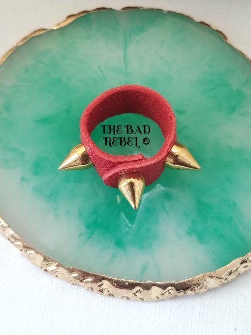 Original Bague cuir Rouge avec pendentif spike cone en acier inoxydable Dore T. 7.5cm Bad Rebel 