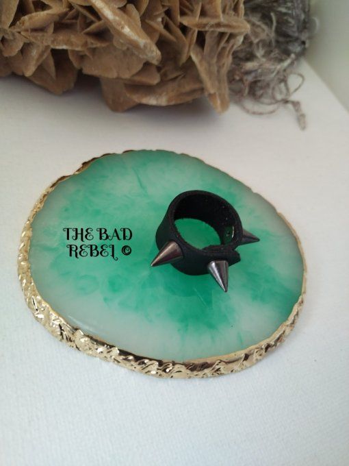 Original Bague cuir Noir avec pendentif spike cone en acier inoxydable Dore T. 7.5cm Bad Rebel 