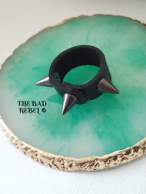 Original Bague cuir Noir avec pendentif spike cone en acier inoxydable Dore T. 7.5cm Bad Rebel 