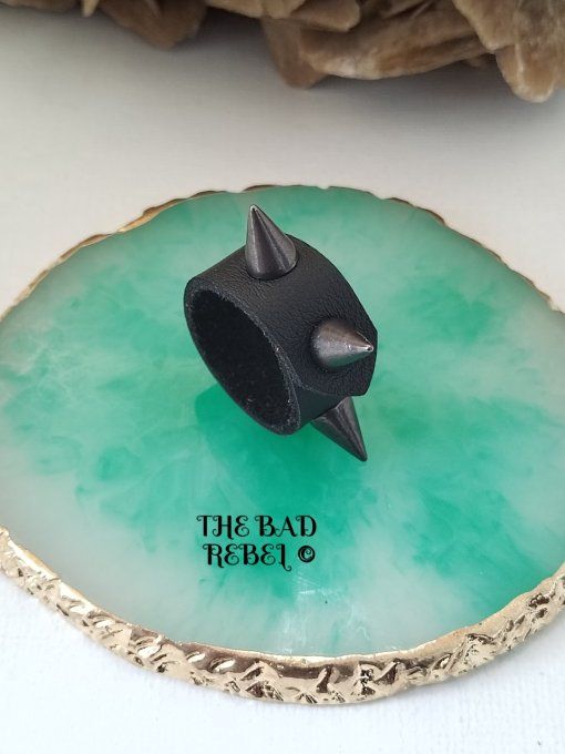 Original Bague cuir Noir avec pendentif spike cone en acier inoxydable Dore T. 7.5cm Bad Rebel 
