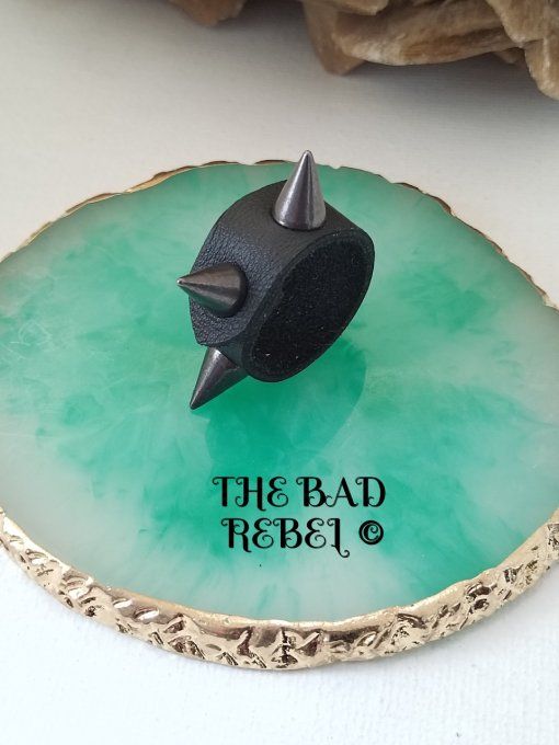 Original Bague cuir Noir avec pendentif spike cone en acier inoxydable Dore T. 7.5cm Bad Rebel 