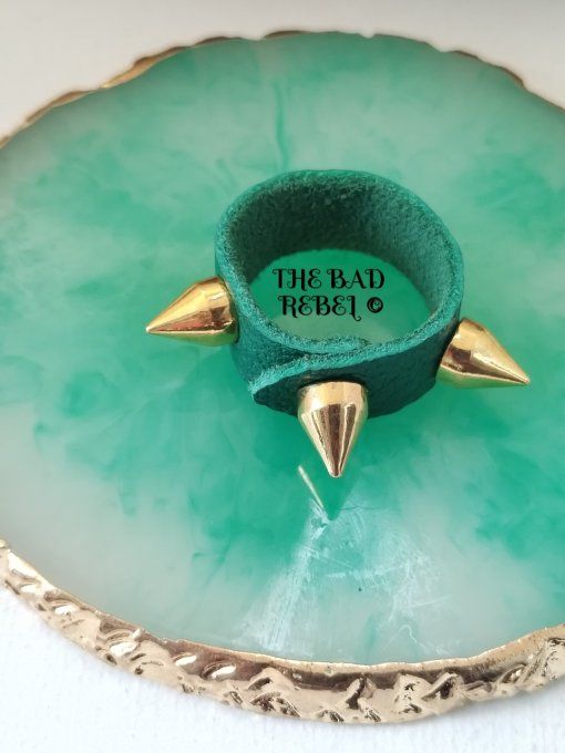 Original Bague cuir Vert avec pendentif spike cone en acier inoxydable Dore T. 7.5cm Bad Rebel 