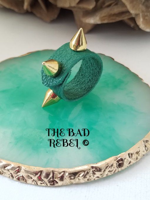 Original Bague cuir Vert avec pendentif spike cone en acier inoxydable Dore T. 7.5cm Bad Rebel 