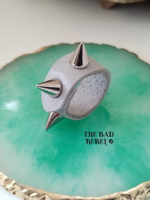 Original Bague cuir Gris avec pendentif spike cone en acier inoxydable Argente T. 7.5cm Bad Rebel  