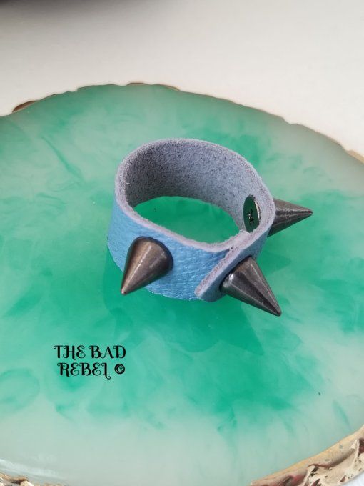 Original Bague cuir bleu avec pendentif spike cone en acier inoxydable Gun Metal T. 7.5cm Bad Rebel